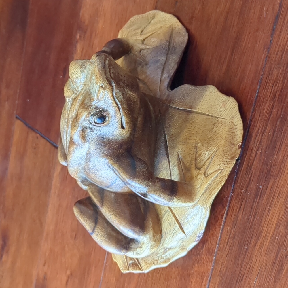 Hand Carved solid wood frog on a lily pad - Picture 5 of 10